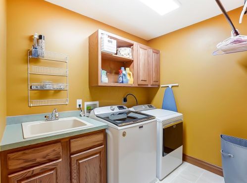 5253 Hearthstone Dr, Springfield OH  45502-8364 exterior