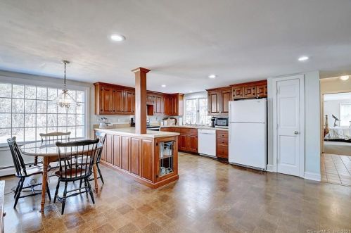 220 Maple St, Hartford, CT 06109-3721