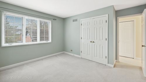 33 Stonehenge Ct, Willowbrook IL  60527-6414 exterior