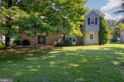 1883 Manchester Ln, Lancaster PA  17601-6210 exterior