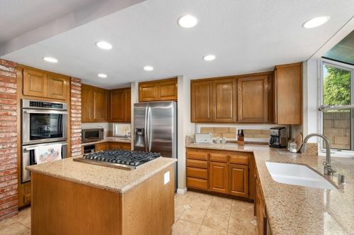 3 Descanso, Irvine CA  92620-1843 exterior