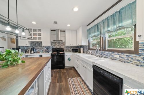 9780 Rebecca Crk Rd, Spring Branch TX 78070-4847 exterior