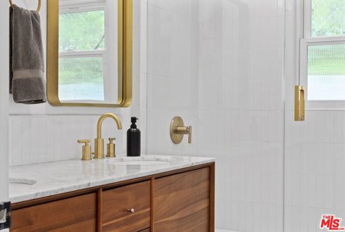 2470 Bywood Dr, Glendale CA  91206-4725 exterior