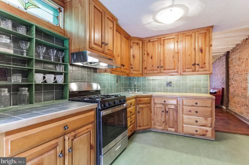 806 Front St, Philadelphia PA 19106-3019 exterior