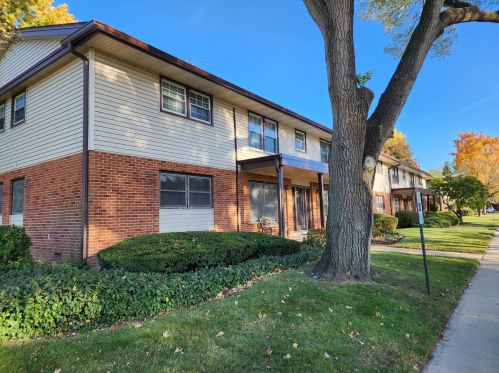 209 Washington Sq, Elk Grove Vlg, IL 60007-4271