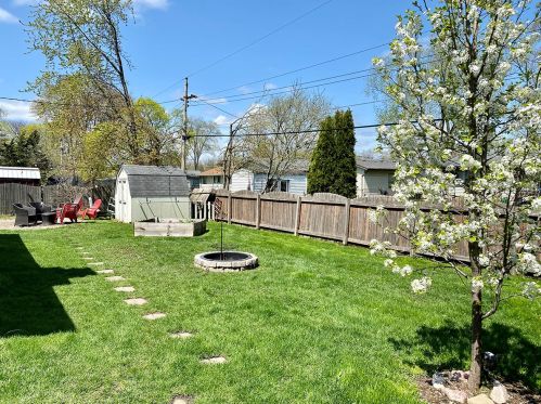 265 Shawnee Dr, Carol Stream IL  60188-1962 exterior