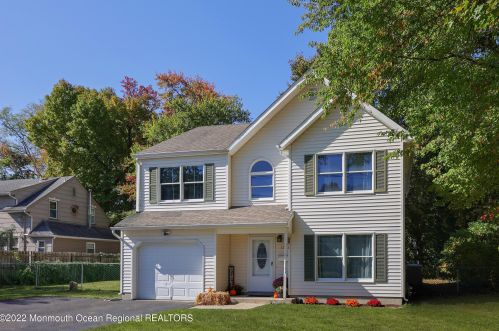 12 Grove St, Middletown, NJ 07748-5117
