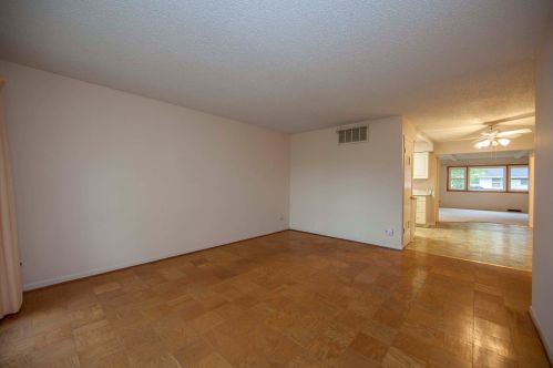 304 Ridgewood Rd, Elk Grove Vlg, IL 60007-1752