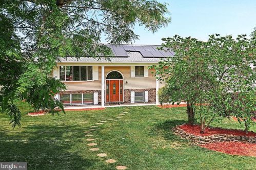 3075 Staunton Ave, York, PA 17315-3857