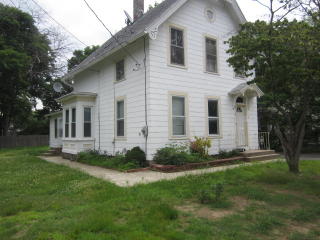 18 Fairview St, Chestnut Hill, CT 06226-3625