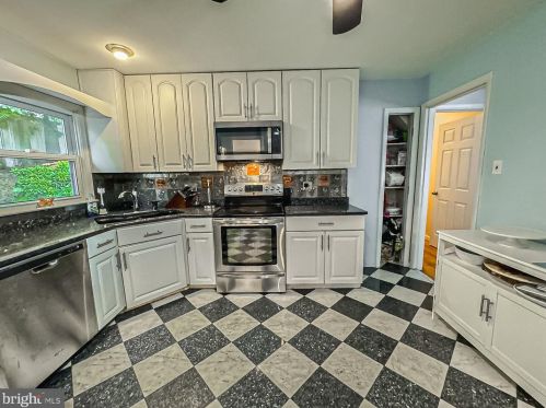 9089 Andromeda Dr, Springfield VA  22015-3509 exterior