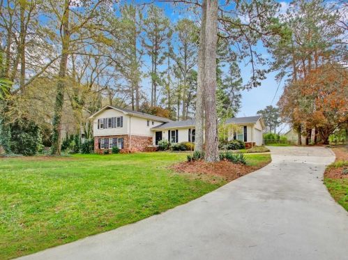 899 Sugar Creek Dr, Conyers, GA 30094-3801