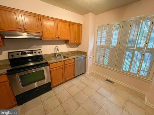 1616 Oak Spring Way, Herndon VA  20190-4915 exterior