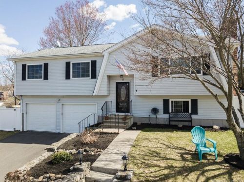 17 Haystack Cir, Waterbury, CT 06704-1243