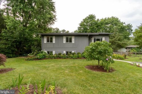 1017 Charlton Pl, Herndon, VA 20170-3226