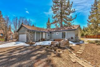 10325 Shore Pine Rd, Truckee, CA 96161-8134