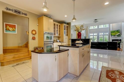 6919 Fieldstone Dr, Willowbrook IL  60527-5295 exterior