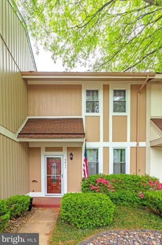 5411 Crossrail Dr, Springfield VA  22015-1812 exterior
