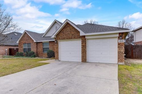9525 Fox Hill Dr, Fort Worth, TX 76131-4248