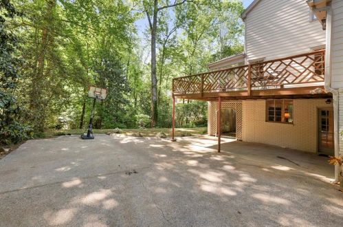 2835 Castlewood Dr, Atlanta GA  30327-1203 exterior
