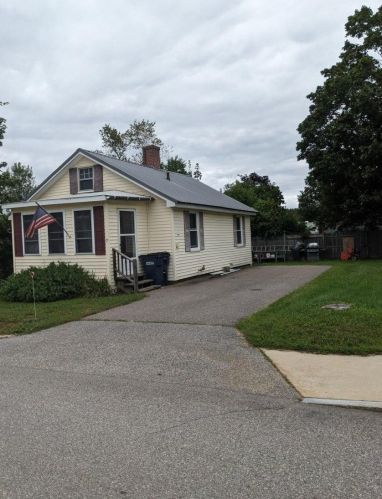 7 School St, Belmont, NH 03220-4539