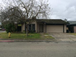 825 Lazarine Ct, Turlock, CA 95380-3074