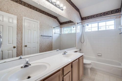 1113 Hunters Crk Dr, Carrollton TX 75007-1112 exterior