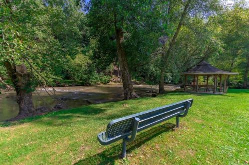 209 Riveredge Dr, Ellijay, GA 30540-6968