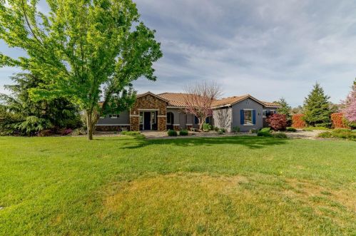 10200 Atlantis Dr, Elk Grove, CA 95624-9684