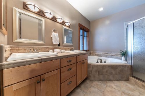 11874 Rainbow Dr, Truckee CA  96161-2761 exterior