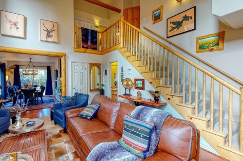 358 Maple Dr, Lake Arrowhead, CA 92352-9707