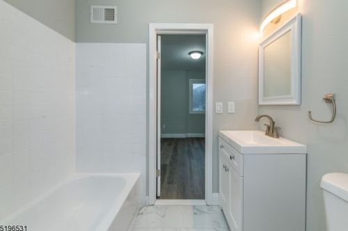 142 Nottingham Sq, Hackettstown NJ  07840-4236 exterior