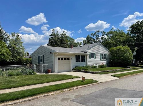 55 Leslie St, Edison, NJ 08817-2945