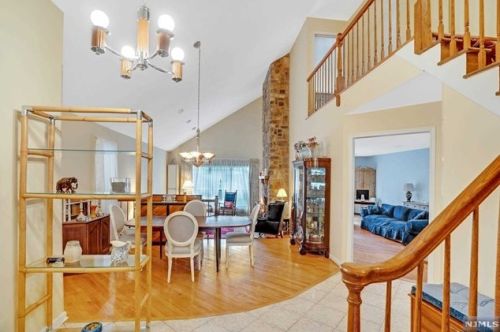 97 Suleski Ct, Mahwah, NJ 07430-2961
