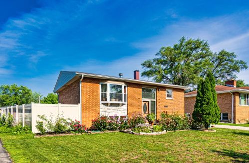 415 Crescent Dr, Wheeling, IL 60090-4948