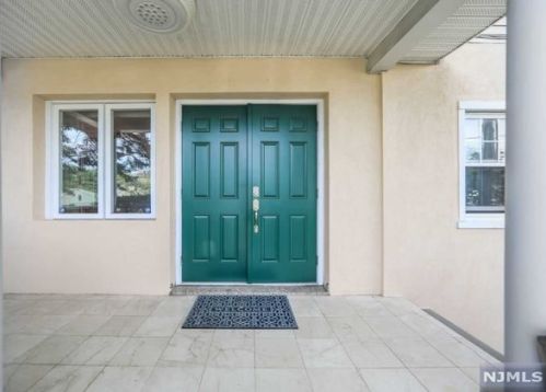 922 Poplar Ave, River Edge, NJ 07661-1617