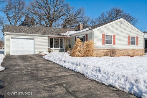 477 1st St, Antioch, IL 60002-1249
