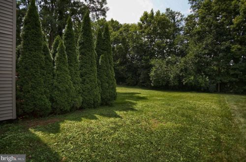 9 Mill Pond Dr, Lancaster PA  17603-7412 exterior