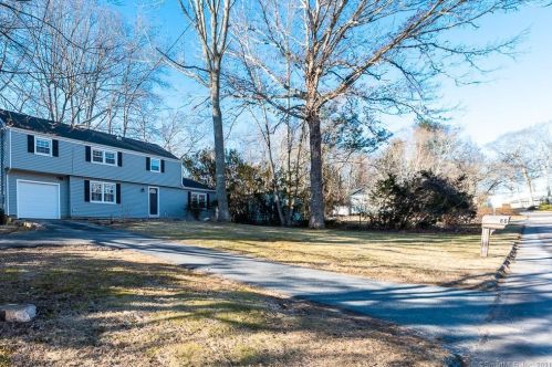 66 Meeting House Ln, Gales Ferry, CT 06339-1725