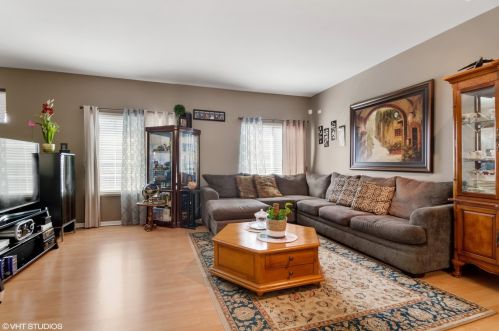 287 Monarch Dr, Streamwood, IL 60107-3383