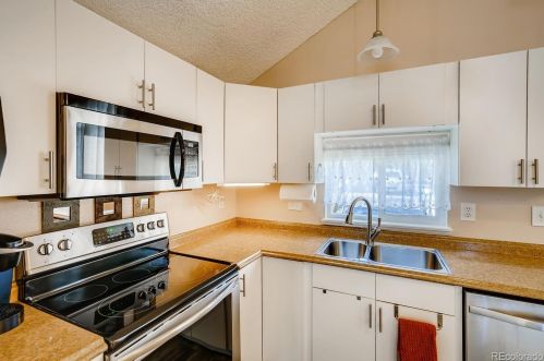 10233 Peakview Ave, Englewood CO 80111-6107 exterior