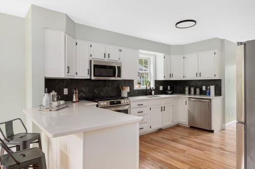 83 Maywood Ave, Warwick, RI 02889-2535
