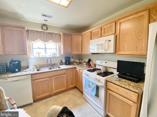 34 Lake View Ter, Columbus, NJ 08022-1035