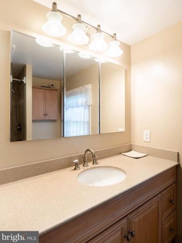 8408 Chippewa Rd, Philadelphia PA 19128-1206 exterior