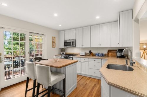 1 Harstrom Pl, Norwalk CT  06853-1415 exterior