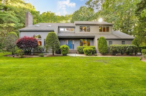 201 Larchwood Dr, Warwick, RI 02886-8551