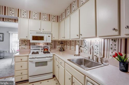 33 Valleybrook Dr, Lancaster PA  17601-4612 exterior