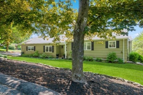 9 Gary Ln, Califon, NJ 07830-4103