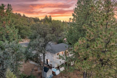 22576 Sunset Ridge Dr, Auburn, CA 95602-8390