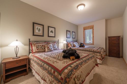 13963 Copenhagen Dr, Truckee CA  96161-6633 exterior